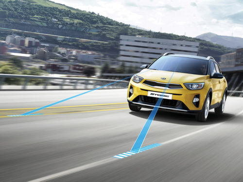 Kia Stonic SE - asistent jízdy v jízdních pruzích