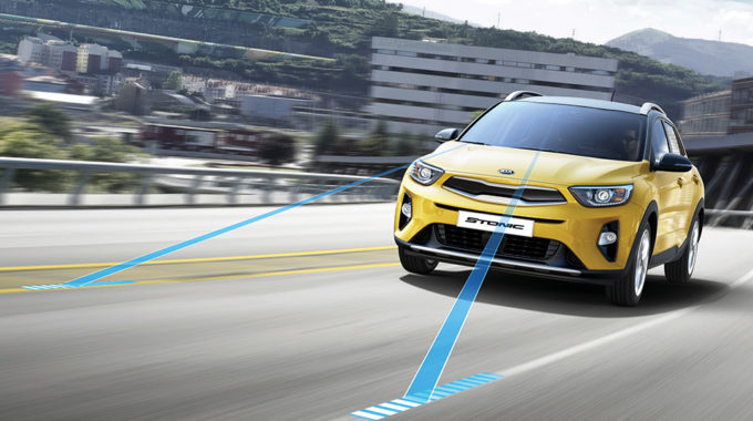 Kia Stonic umí sledovat Vaši jízdu a v případě potřeby Vám pomoci aktivním zásahem do řízení, hrozí-li nechtěné opuštění jízdního pruhu.